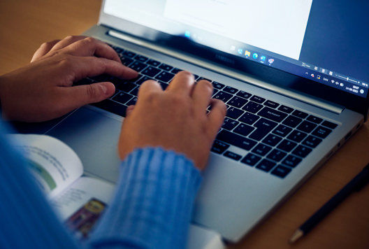 Kursist Skriver På PC