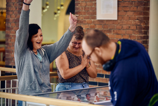 Kursister Jubler Ved Bordfodbold