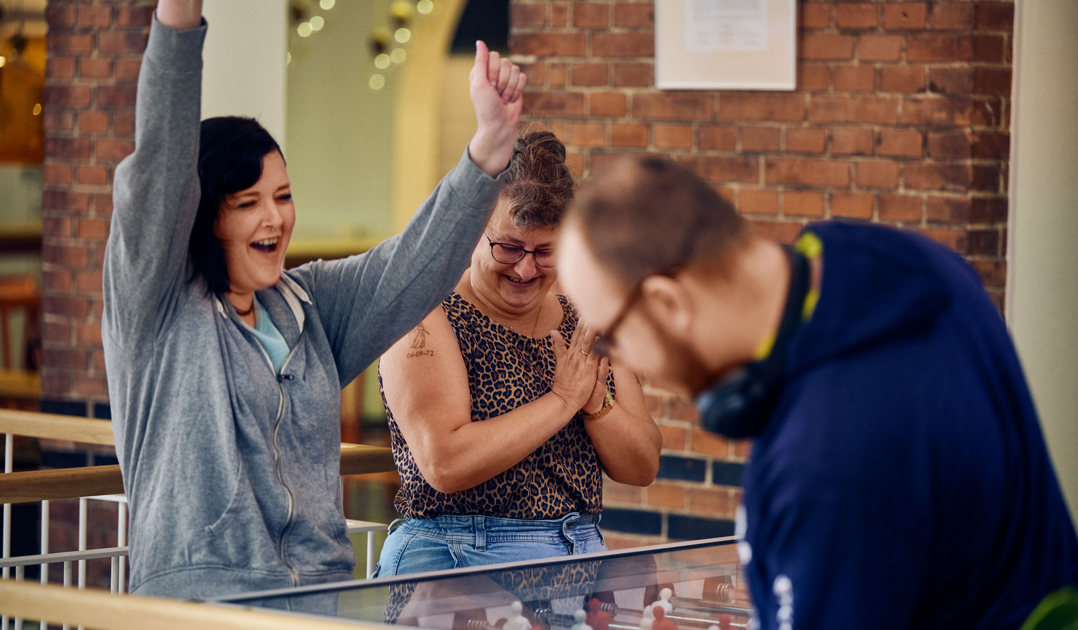 Kursister Jubler Ved Bordfodbold