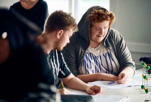 Kursister Løser Opgaver Sammen1